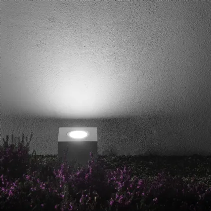 Lampada da esterno cubica realizzata in cemento Q2 di Davide Groppi