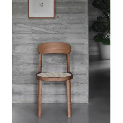 Sedia impilabile in legno con seduta in paglia di Vienna Brulla di Miniforms