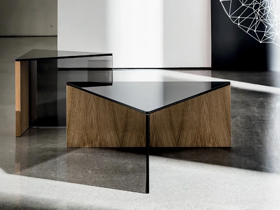 Tavolino Regolo Triangular con top in vetro Nero e base in legno e vetro fumé di Sovet