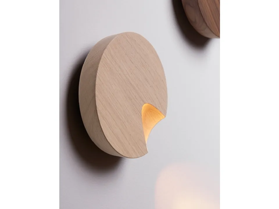 Lampada da parete in legno massello Dots di Vibia