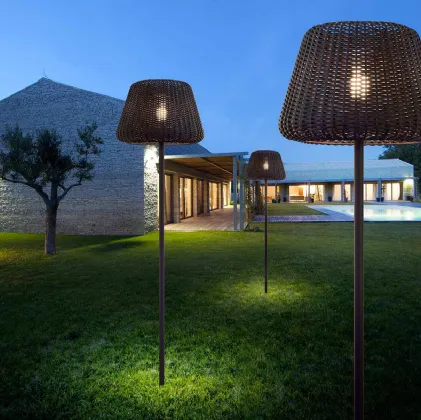 Lampada da esterno Ralph in Rattan sintetico intrecciato a mano con diffusore in policarbonato trasparente di Panzeri