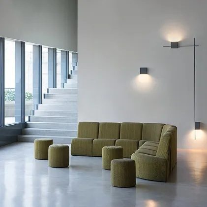 Lampada da parete dalle linee essenziali con volumi cubici Structural di Vibia