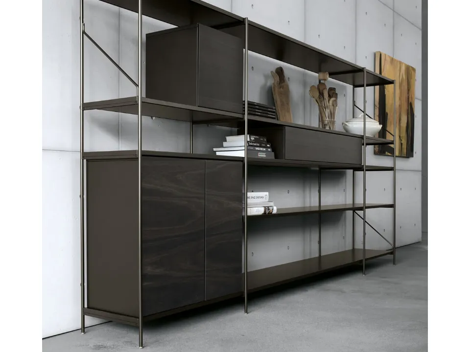 Libreria con frontali in HPL rovere affumicato e struttura in alluminio bronzo XY configurazione 32 di Extendo