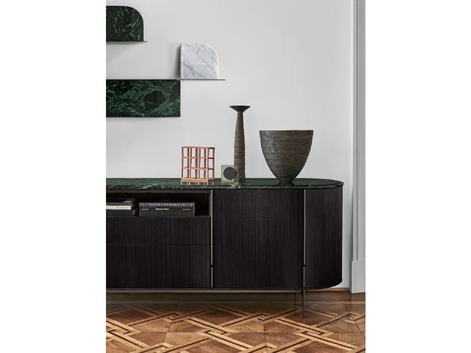 Madia Kumi Credenza in legno tinto nero con top in marmo di Gallotti&Radice