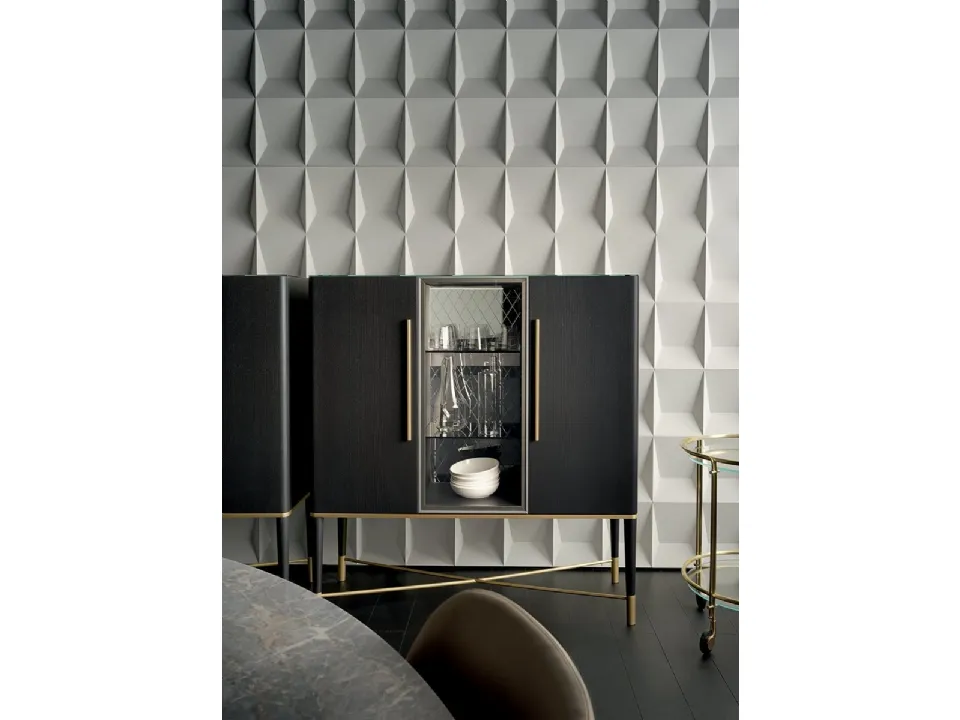 Madia Tama Vitrine in frassino tinto nero e cristallo con parti metalliche laccate ottone satinato di Gallotti&Radice