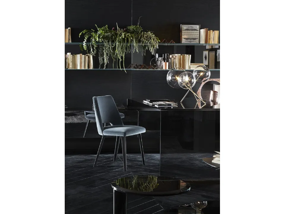 Sedia Thea rivestita in tessuto con gambe in rovere laccato nero poro aperto di Gallotti&Radice