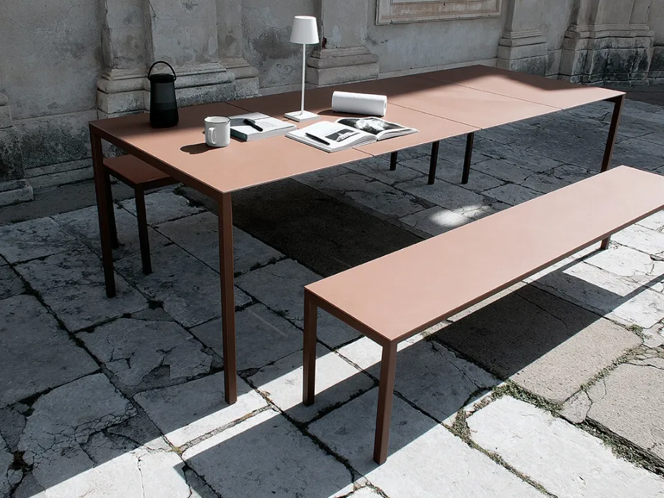 Tavolo Sintesi configurazione 06 con top in ceramico terracotta e telaio in acciaio corten di Extendo