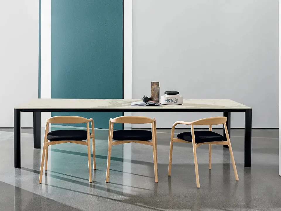 Tavolo Kodo con top in ceramica e base in alluminio verniciato di Sovet