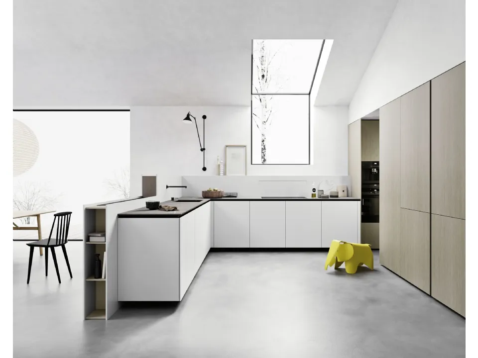 Cucina Moderna angolare in laccato opaco Artico con top in laminam Piasentina Grigia Fiammata di Meson's Cucine