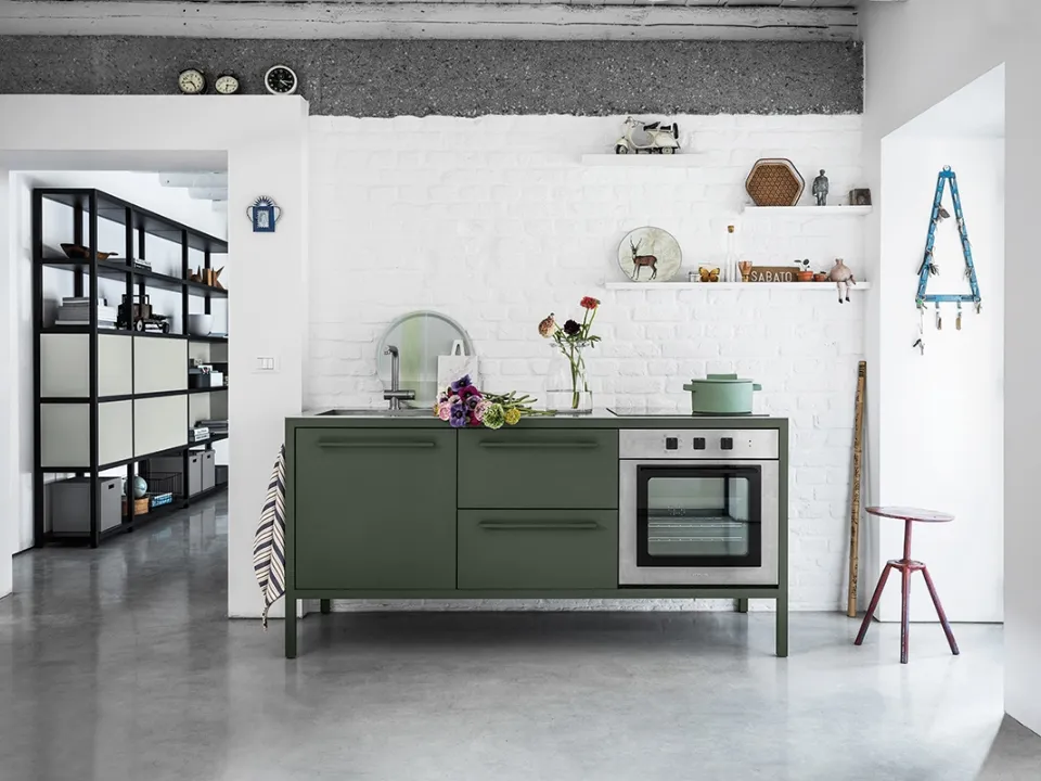 Cucina Moderna lineare Frame Moss realizzata in metallo con top in acciaio inox vintage di Fantin